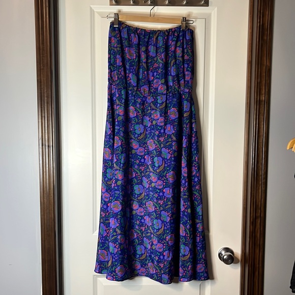 Dresses & Skirts - Strapless Midi Summer Dress